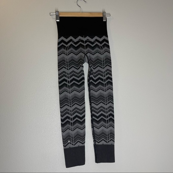 Lululemon Ebb To Street Leggings Black Gray Heathered Slate
Chevron Size 2 Women - Picture 4 of 8